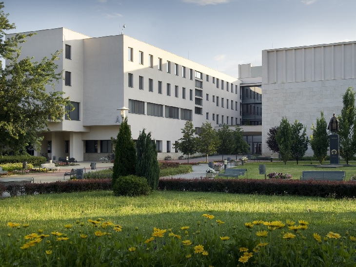 Nyíregyházi Egyetem kampusz épülete fehér falakkal és gondozott füves kerttel