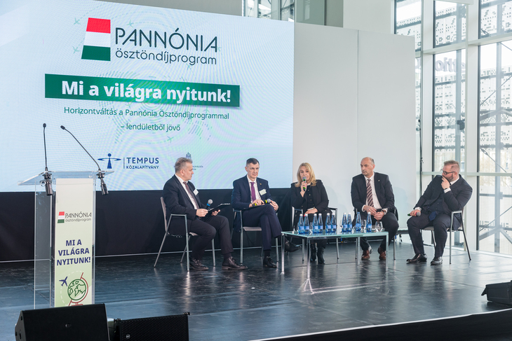 Szakmai kerekasztalbeszélgetés a színpadon rektorokkal 